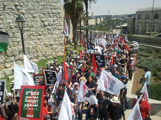 من مظاهرة لحركة "النضال ضد الاستيطان في حي الشيخ جراح" في القدس. هم معنا أم علينا؟