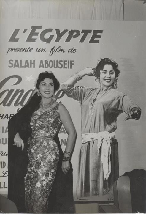 تحية كاريوكا أمام أفيش فيلمها في مهرجان كان - 1956