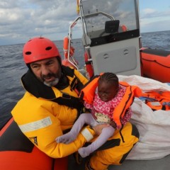 ضمن جولة ​​​​​​طاقم إنقاذ اللاجئين البحريّ الإسبانيّ: عرض فيلم “توكيما” ومعرضان فوتوغرافيّان